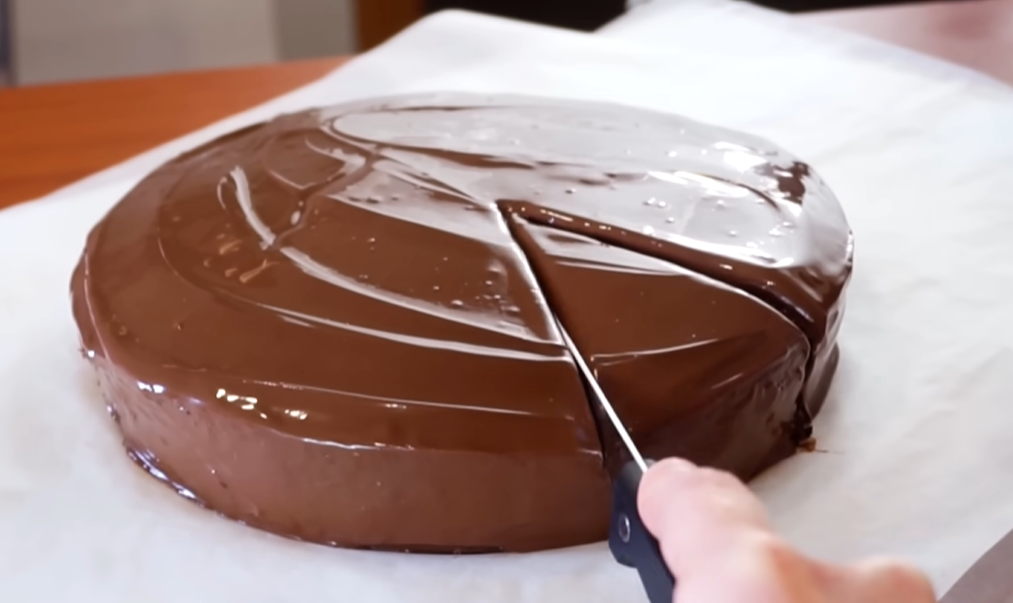 EASY CHOCOLATE CAKE FROM SCRATCH