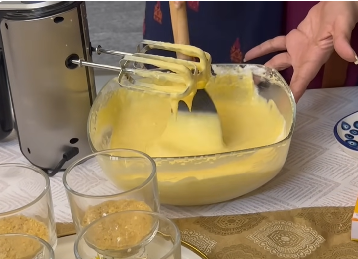 Dissolve gelatin in water and mix it into the mango cheesecake filling in a glass bowl.