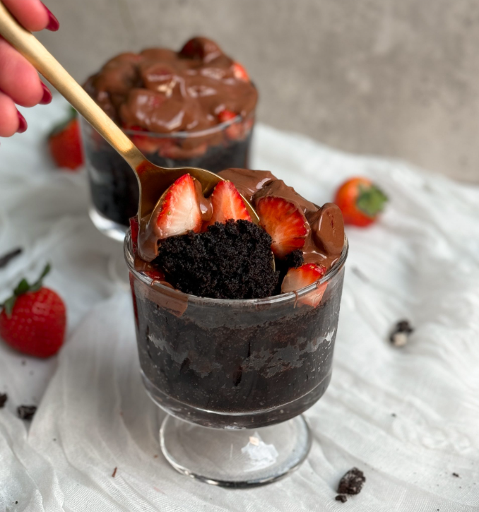 EASY CHOCOLATE STRAWBERRY MUG CAKE